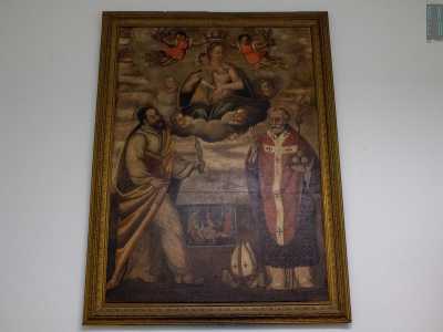 La stanza � dominata da un dipinto settecentesco che ritrae San Bartolomeo, San Nicola e la Vergine col Bambino. �� tutto ci� che � rimasto della chiesa antica�, ci spiega la nostra guida
